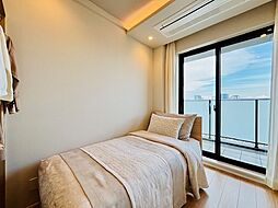 一日の疲れをいやしてくれる主寝室。時を忘れて過ごす場所として過ごせるお部屋。