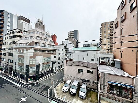 正面の建物とは...