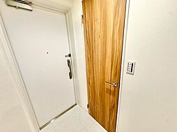 毎日出入りに使う玄関は外出する時は爽やかに、帰宅するときはホッとする落ち着いた空間へ。