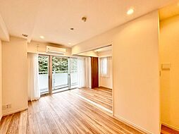 窓越しに射し込む自然光が風合い豊かな室内を照らし出し、落ち着きのある上品な空間を演出します。