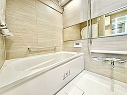 美しいツヤとなめらかな肌ざわり。水や汚れをはじき汚れにくくお掃除ラクラクの浴槽です。