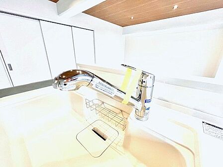 蛇口をひねるとすぐにきれいなお水が使える蛇口一体型浄水器を設置。