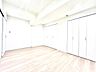 寝室：過ぎ行く時間をゆったりと感じることができる落ち着いたお部屋。静かな環境でリラックスタイムをスタート。