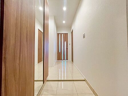住まいの顔となる玄関は、落ち着きと華やぎの満ちた空間に。ご家族を見守り続けます。