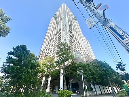 爽やかな青空の下に贅沢なほどに降り注ぐ陽光、豊かな居住性。クオリティが見事に調和した住空間。