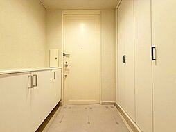 毎日出入りに使う玄関は外出する時は爽やかに、帰宅するときはホッとする落ち着いた空間へ。