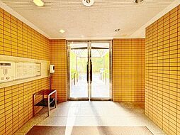 落ち着きのある温かな風情のエントランスは、訪れる方々を優しく包み込み、心地よい空間を演出しています。