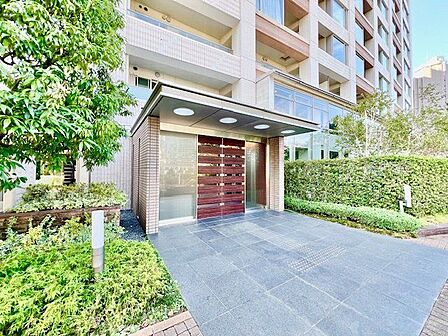 建物までのアプローチが住まう方や訪れる方を優雅に導く、品格が漂うエレガントな佇まい。