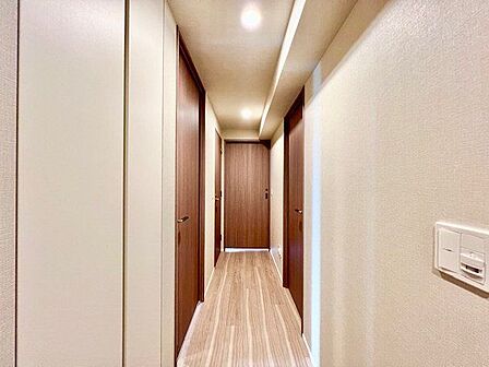 上質感漂うゆとりの広さの玄関スペース。安らぎに満ちた生活空間を予感させてくれます。