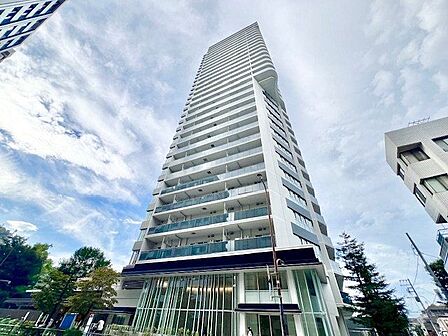 爽やかな青空の下に贅沢なほどに降り注ぐ陽光、豊かな居住性。クオリティが見事に調和した住空間。
