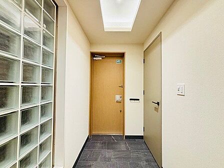 玄関はお家の顔としてすっきりとした素敵な空間に。印象のよい玄関は爽やかな住まいへの入り口です。