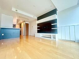 開放的なリビングダイニング。明るく穏やかな空気のなかで飲んだり、食べたり、笑ったり。