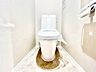 トイレ：毎日使う場所だからこそシンプルに。落ち着いた雰囲気のリラックス空間です。