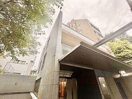 高貴な雰囲気を纏う外観。クオリティを追求した快適な空間が住まう方の心を満たします。