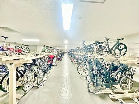 敷地内バイク置き場。