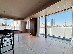 リビングには大きな窓。太陽光が降り注ぐ気持ちのいい空間に家族みんなが集います。