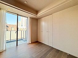 大きな窓からたっぷりと陽光が注がれる明るい空間。一日の疲れを癒してくれる洋室。時を忘れて過ごす空間。