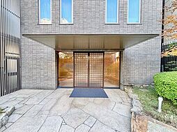 落ち着きのある温かな風情のエントランスは、訪れる方々を優しく包み込み、心地よい空間を演出しています。