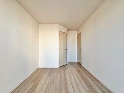 木のぬくもりを感じられる、のびのびとした明るい洋室です。いつまでも快適に暮らせる空間が広がります。