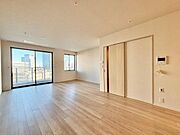 眩いばかりの陽の光が室内を満たしていきます。清らかで艶やかな時間をもたらしてくれる空間です。