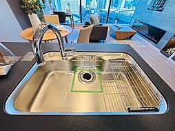 蛇口をひねるとすぐにきれいなお水が使える蛇口一体型浄水器を設置。