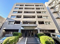 街並みに自然と馴染む色を基調とした外観は、温かみのある色合いが全体を包み、やさしい雰囲気を感じます。