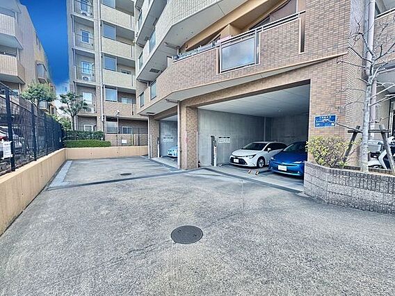 敷地内駐車場。