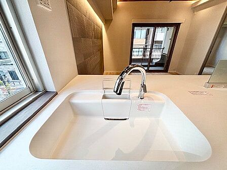 大きな調理器具や食器類もゆったり洗えるシンクです。