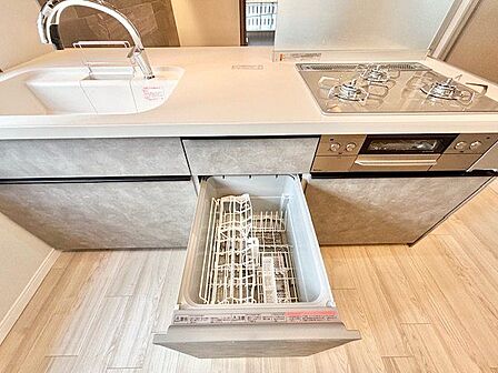 食器を洗っている間にお掃除など、様々なシーンで家事の時短に役立つビルトイン食洗機。