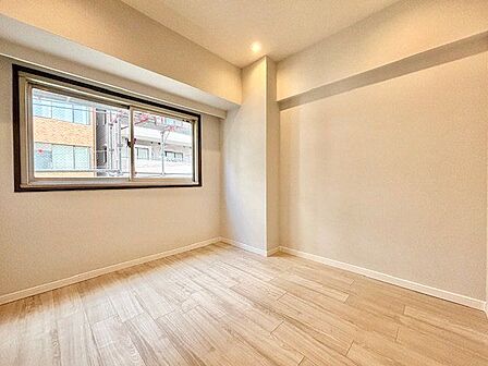 ナチュラルカラーのフローリングのお部屋は、温かみを感じさせリラックスをもたらす効果があります。