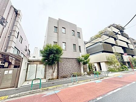 シンプルでありながらも存在感のあるマンション。外観から感じる落ち着きが、住まう人々を包み込みます。
