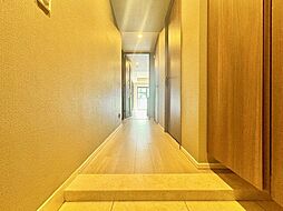 ただいまと叫びたくなるような玄関は毎日の行き帰りで使う空間。明るく迎えてくれるお部屋は嬉しいですね。