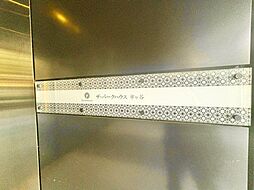 スタイリッシュなマンション名プレートは上質な住空間へ導きます。訪れるたび帰るたびに優しくおもてなし。