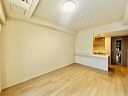 光と風があふれる開放的なリビングダイニング。明るく穏やかな空気のなかで飲んだり、食べたり、笑ったり。