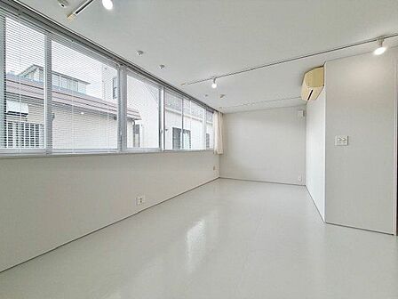居心地のいい暮らしには欠かせない眩い採光。ゆったりとした幅の窓からこの空間に降り注ぐ採光が絶えません。