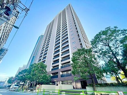 美しい外観が上質な邸宅への期待感を高めながら、住まう方や訪れる方をエスコートします。