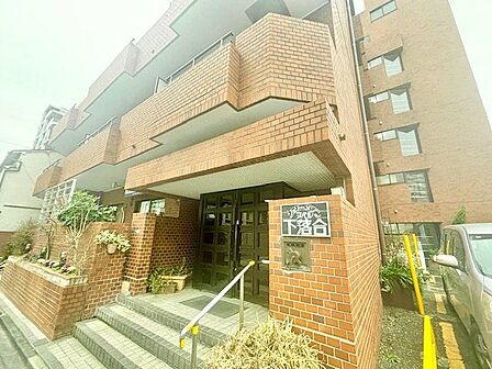 後世に伝えたい、昭和のレガシーが息吹く趣のある外観。重ねられた歴史とともに新しい生活を始めましょう。