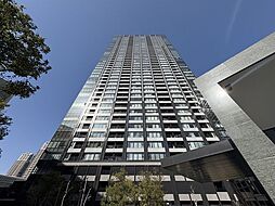 ガラスカーテンウォールの美しいフォルムによって建てられた地上44階建レジデンス。