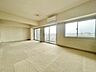 室内：眩いばかりの陽の光が室内を満たしていきます。清らかで艶やかな時間をもたらしてくれる空間です。