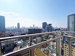 くつろぎの空間を演出するバルコニー。開放感と爽やかな風を感じていただけると思います。