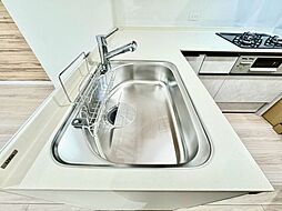 大きな調理器具や食器類もゆったり洗えるシンクです。