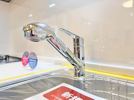 蛇口をひねるとすぐにきれいなお水が使える蛇口一体型浄水器を設置。