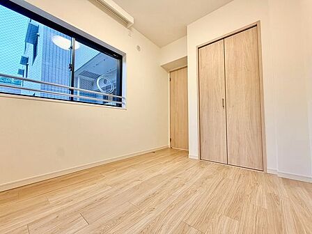 木のぬくもりを感じられる、のびのびとした明るい洋室です。いつまでも快適に暮らせる空間が広がります。