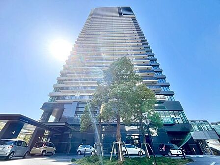 地上32階建て免震タワーマンション。充実の共有施設を備えています。