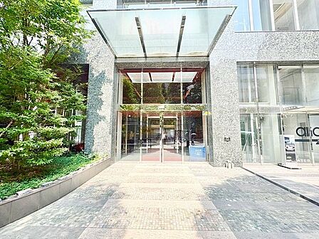 無駄のないすっきりとしたアプローチ。品格ある穏やかな空間で深みのある暮らしを。