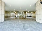 外と内をつなぐエントランスは、まさに顔となる場所。シンプルながらも上質な空間を作り出します。