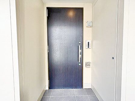 毎日出入りに使う玄関は外出する時は爽やかに、帰宅するときはホッとする落ち着いた空間へ。