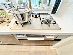 忙しいときでも一度にたくさんの料理が作れる3口コンロ。使い勝手の良さを考えました。