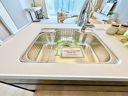 生ゴミ処理の手間を省き、いつも清潔なキッチンを保てるディスポーザー付。
