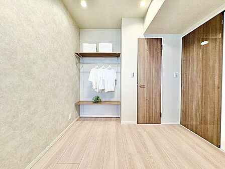 明るい色味の床は、部屋を明るく清潔な印象に見せる効果あり。圧迫感が少くゆったりと感じる事ができます。